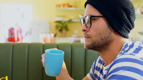 hombre tomando café 4k