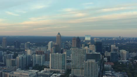 drone-opname op grote hoogte van midtown atlanta, kijkend naar het noorden vanuit het centrum in uhd