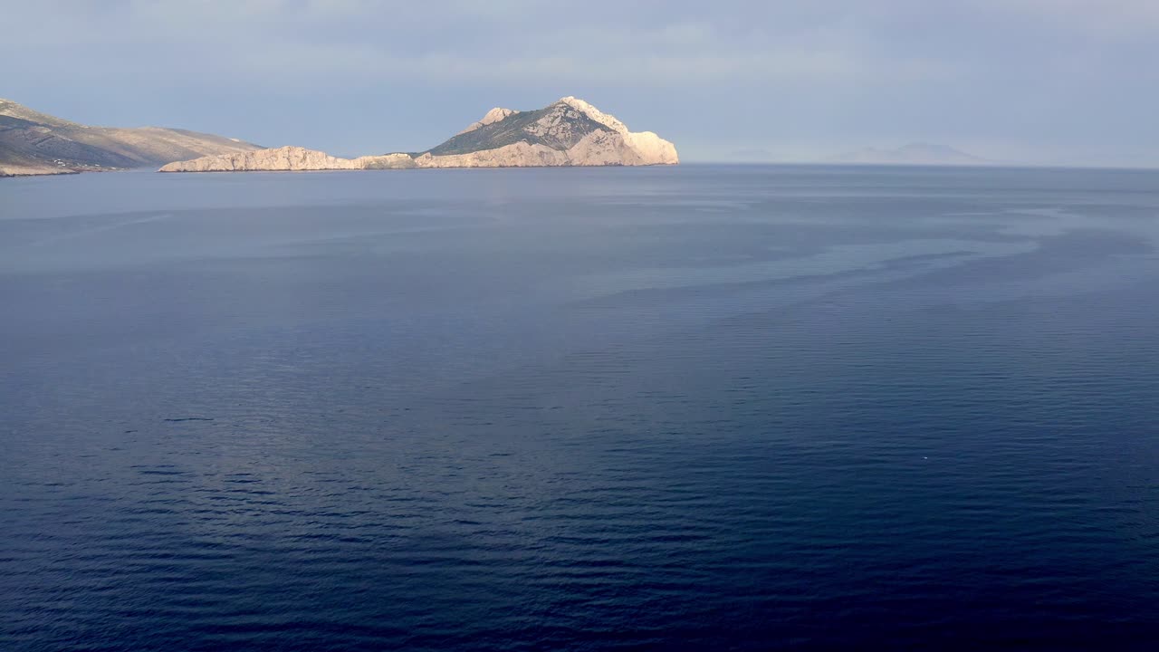 드론이 카메라를 기울이는 바다 위의 비행