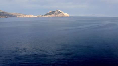 un vuelo sobre el mar con un avión no tripulado inclinando la cámara