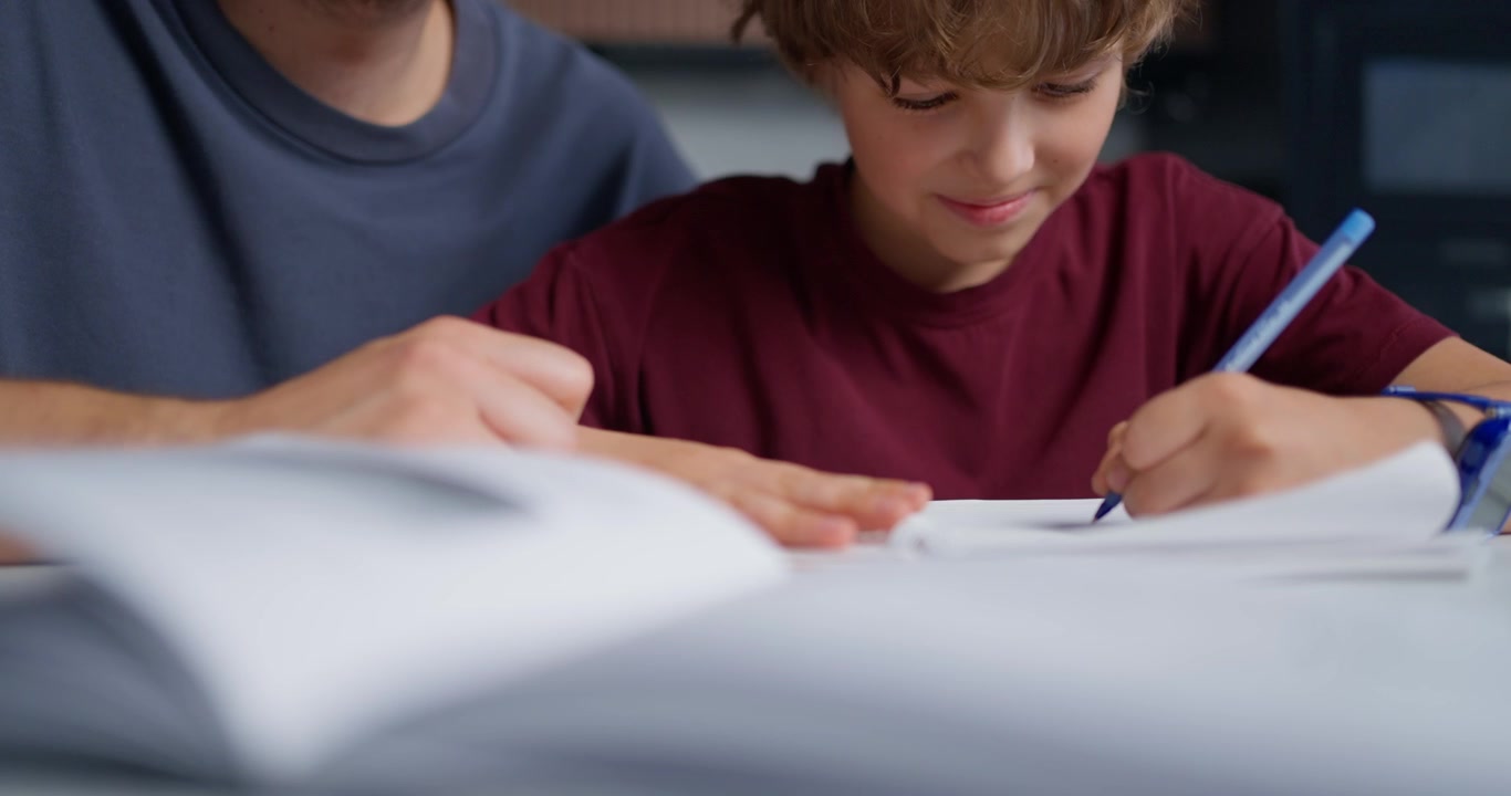 Padre che aiuta il figlio piccolo con i compiti e lo studio