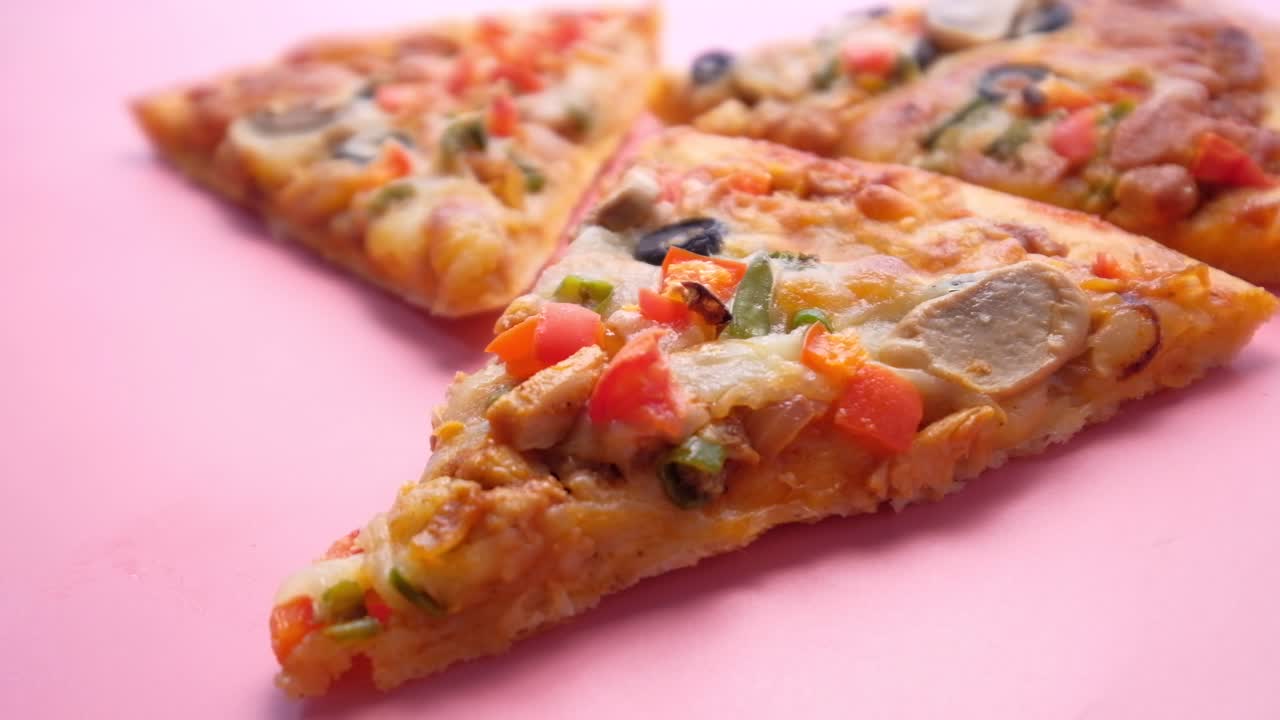 분홍색 접시에 피자 조각