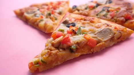 rebanadas de pizza en un plato rosado