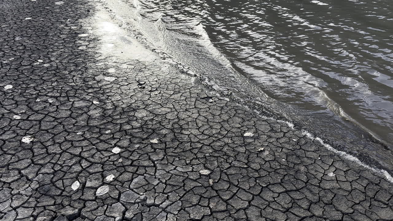 Der rissige Boden kontrastiert mit dem reichlich vorhandenen Wasser an den Ufern