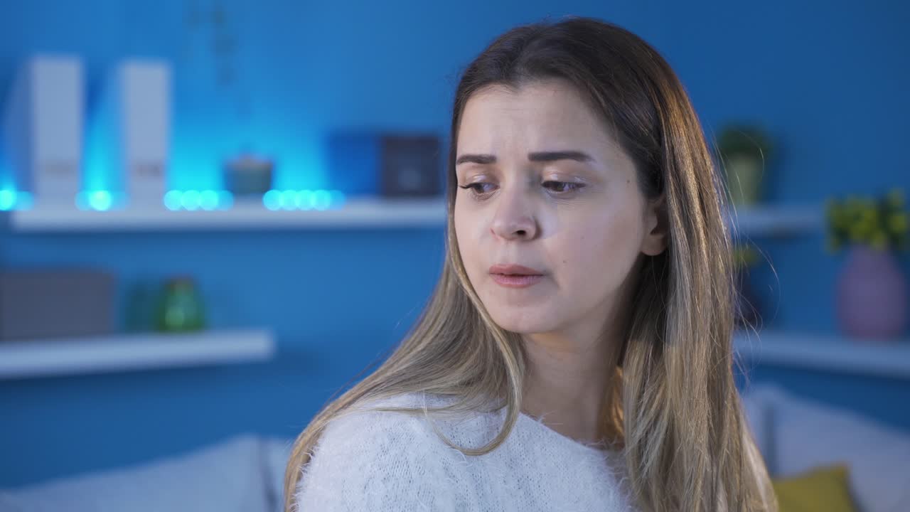 mujer joven asustada, emocional y físicamente golpeada.