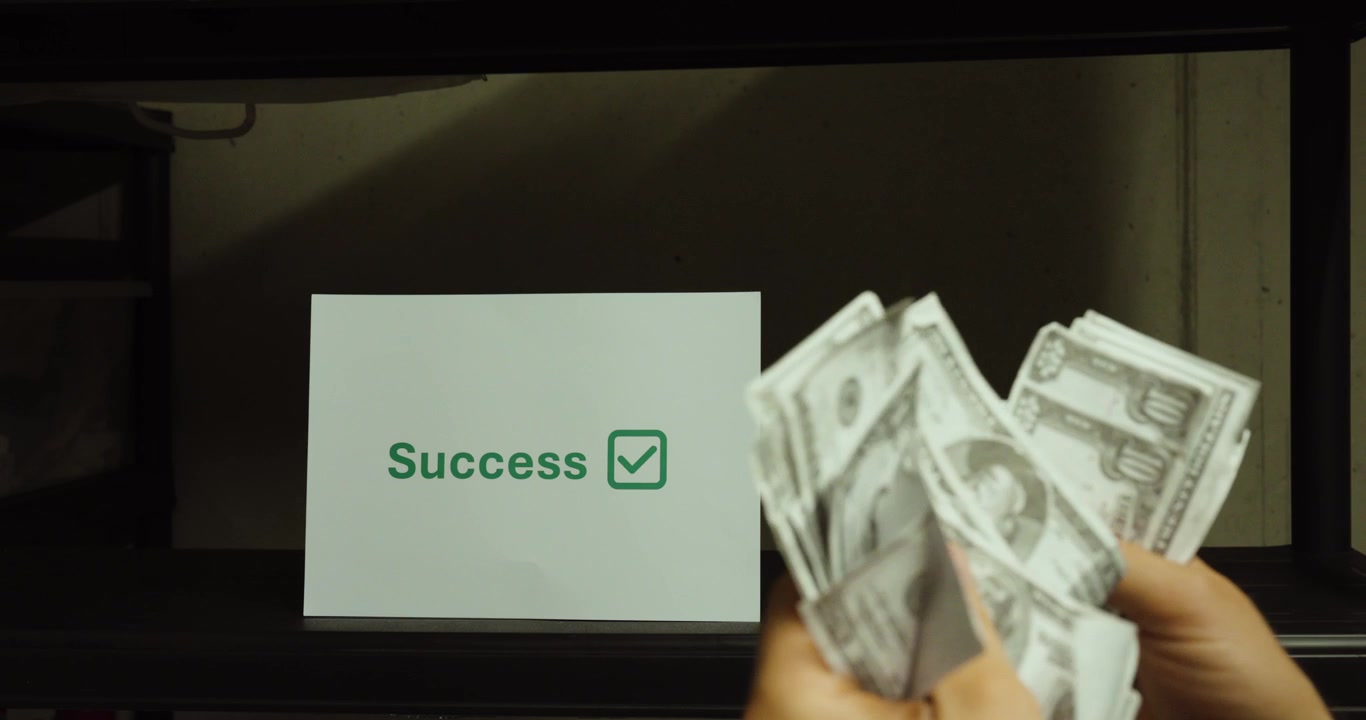 Mains comptant de l'argent devant un concept de succès. Idéal pour la croissance des affaires, le profit, la réussite financière et les concepts d'entrepreneuriat.