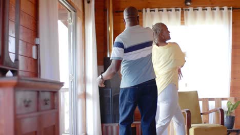 Glückliches-älteres-Afroamerikanisches-Paar,-Das-Zu-Hause-Tanzt,-Zeitlupe