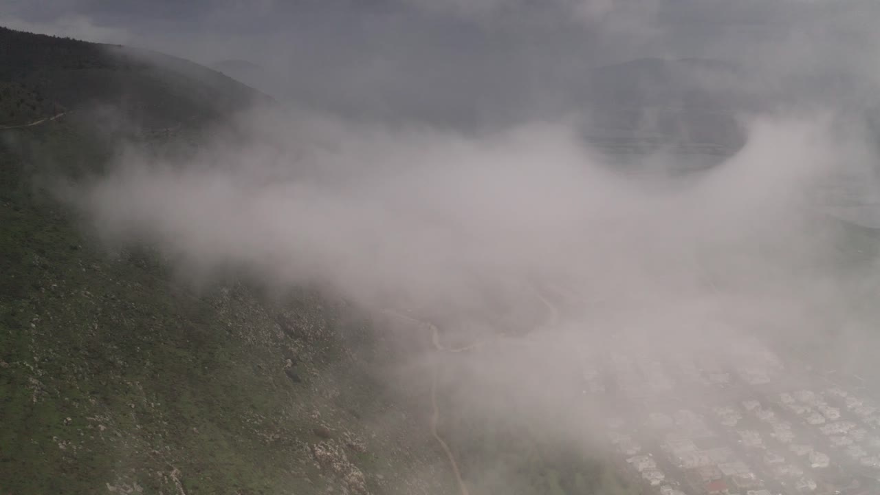 vista del valle de las montañas con niebla