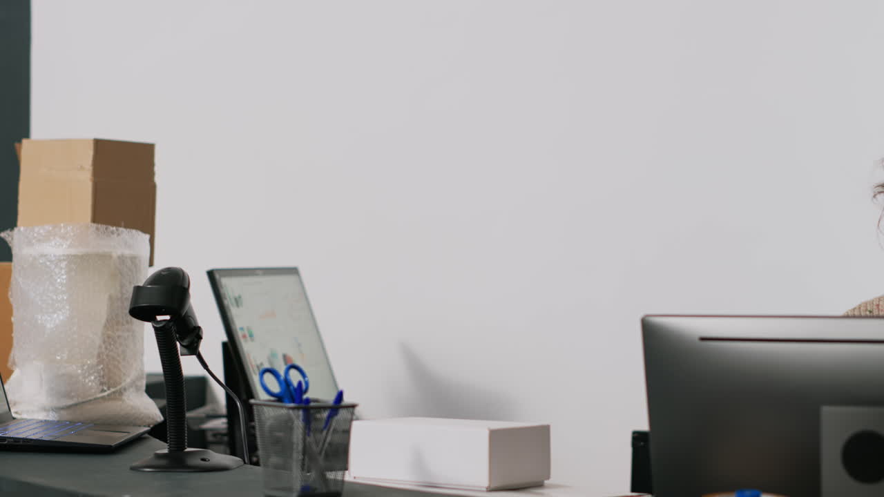 Escena de oficina con cajas, ordenadores y personas