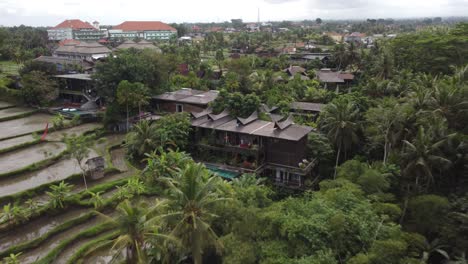 Antenne:-Drohnenaufnahme-Mit-Rückwärtsbewegung,-Die-Ein-Wunderschönes-Bali-Herrenhaus-Zeigt