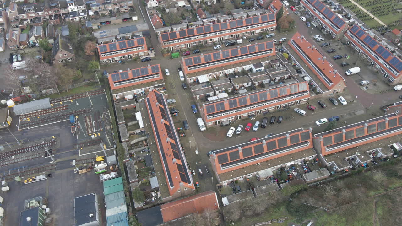 Panoramica aerea di pannelli solari sui tetti in un quartiere residenziale