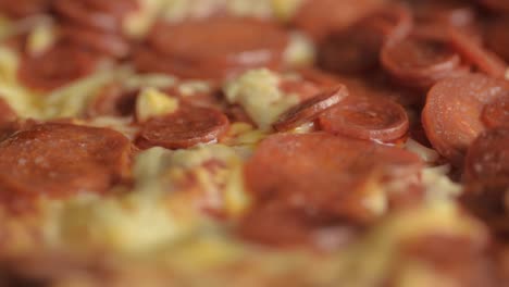 Peperoni-Pizza-Mit-Mozzarella-Käse,-Die-Sich-Aus-Nächster-Nähe-Dreht