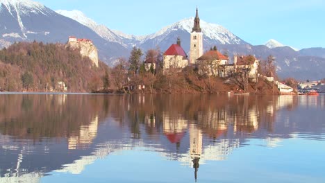 Eine-Kirche-Steht-Auf-Einer-Insel-Im-See-Bled-Slowenien-1