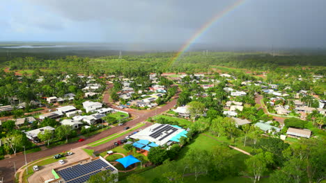 Drone-Aéreo-De-Doble-Arco-Iris-Sobre-Un-Tranquilo-Suburbio-Tropical-Residencial-Con-Hermosos-árboles-Verdes-En-El-Territorio-Del-Norte-De-Darwin,-Australia