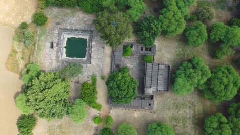 Toma-Aérea-De-Drones-De-Antiguos-Templos-Hindúes-De-Shiv-Y-Monasterio-De-Rannod-Con-Pozo-Escalonado-En-Shivpuri-De-Madhya-Pradesh,-India