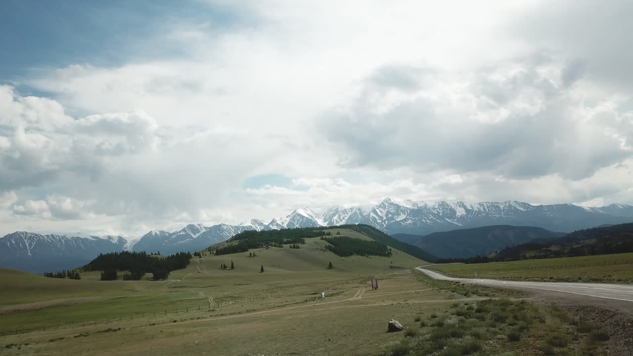Paesaggio montuoso con strada e cielo nuvoloso