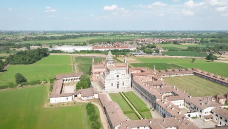 Vista-Aérea-De-La-Certosa-Di-Pavia-En-Un-Día-Soleado,-Construida-A-Finales-Del-Siglo-XIV,-Tribunales-Y-El-Claustro-Del-Monasterio-Y-Santuario-En-La-Provincia-De-Pavia,-Lombardia,-Italia