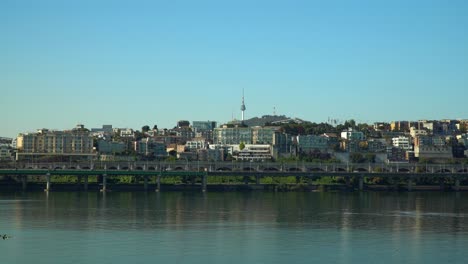 Malerischer-Blick-Auf-Den-Han-fluss-Und-Den-Yongsan-bezirk-Von-Seoul-Südkorea-Mit-Dem-Namsan-turm,-Der-Der-Erste-Funkturm-In-Korea-War