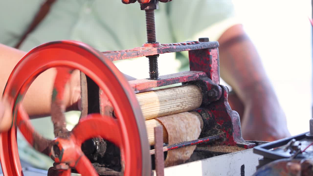 오래된 기계 장치를 운용하는 사람