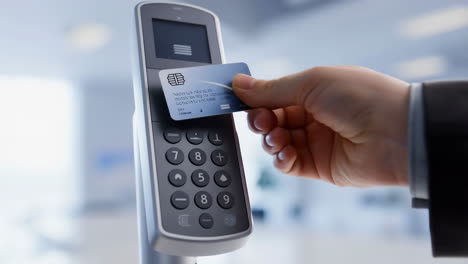making a contactless payment with a credit card on a terminal