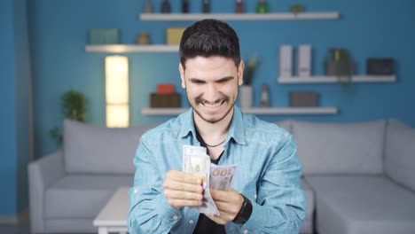 el joven con mucho dinero es feliz.