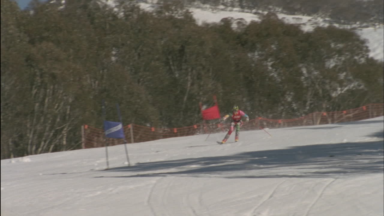 스키어가 내리막 슬라롬 코스 2를 탐색합니다.