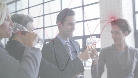animación del procesamiento de datos financieros sobre diversas personas de negocios brindando con champán