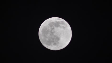 La-Luna-Llena-Se-Mueve-Rápidamente-En-El-Cielo-Oscuro