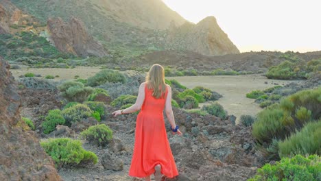 Hübscher-Spaziergang-Im-Roten-Kleid-Im-Teide-Nationalpark