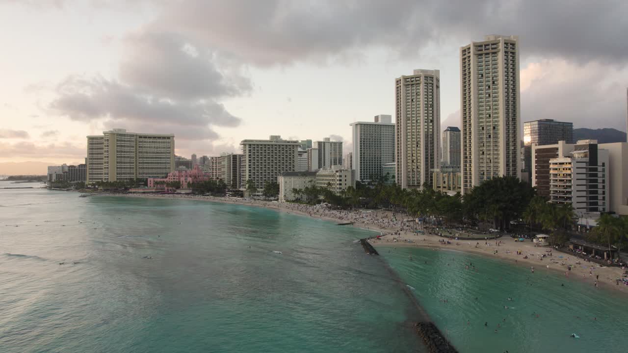 Spiagge affollate di Waikiki e Kuhio al tramonto a Honolulu, Hawaii