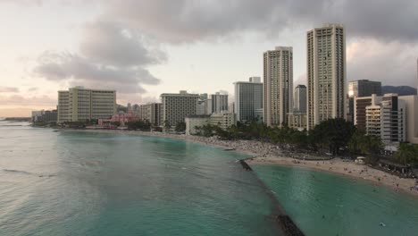 Crowded-Beaches-Of-Waikiki-And-Kuhio-At-Sunset-In-Honolulu,-Hawaii