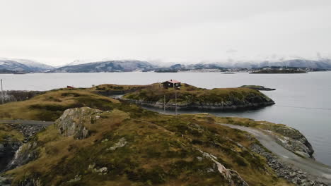 Cabaña-Hytte---Casa-De-Verano-En-Una-Isla-Con-Un-Paisaje-Marino-Del-Océano-Atlántico-En-Noruega