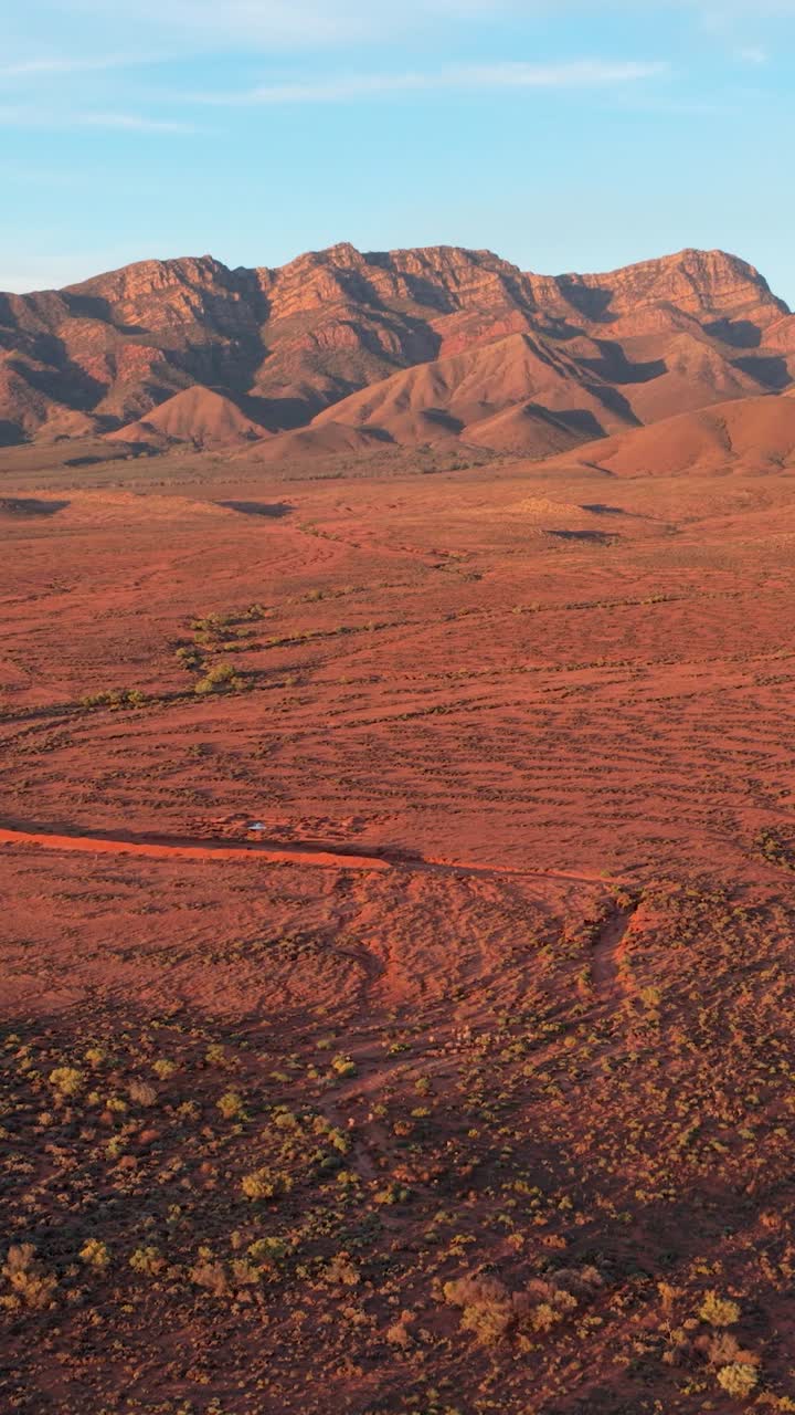 Flinders Sıradağları'nın kırmızı kırsal manzarasının dikey portre hava drone görüntüsü, Güney Avustralya