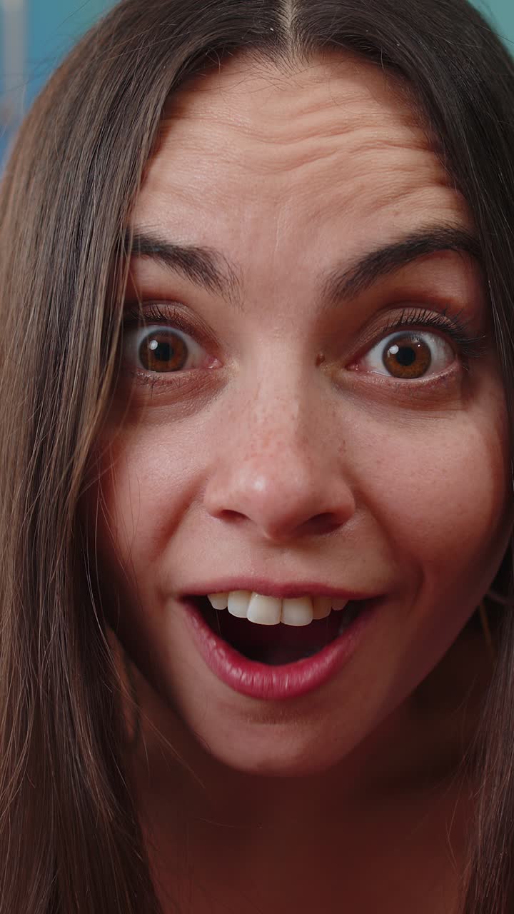 Donna caucasica eccitata, sorpresa e scioccata da una vittoria improvvisa, buone notizie, che celebra con una reazione "wow"