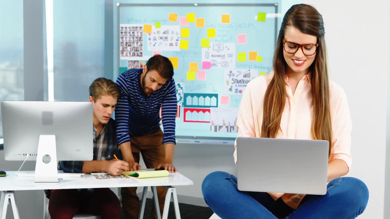 diseñadora gráfica usando una computadora portátil en la oficina