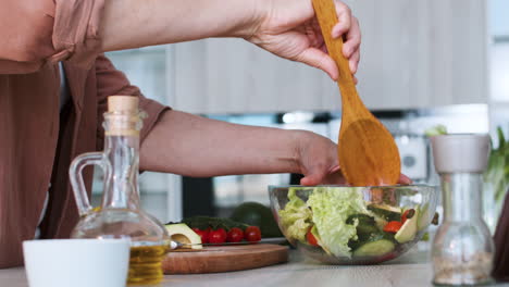 Woman-preparing-a-salad