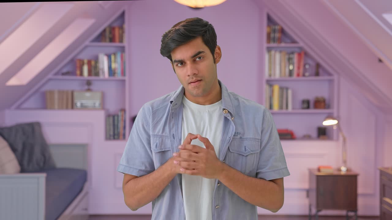 분노 한 인디언 소년 이 공격성 을 나타내고 있다