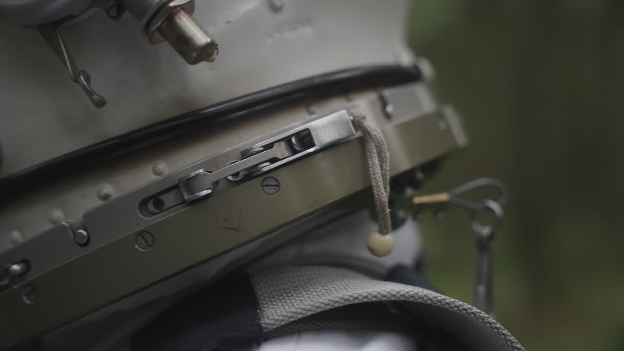 우주복을 입은 우주비행사가 숲에 서 있습니다.