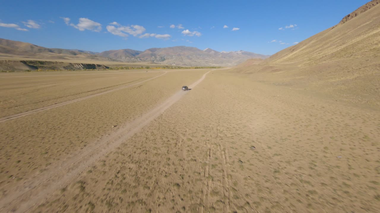 항공 뷰: 속도를 따라, 모래 도로에서 검은 suv 자동차, 사막, 산, 하늘 지평선