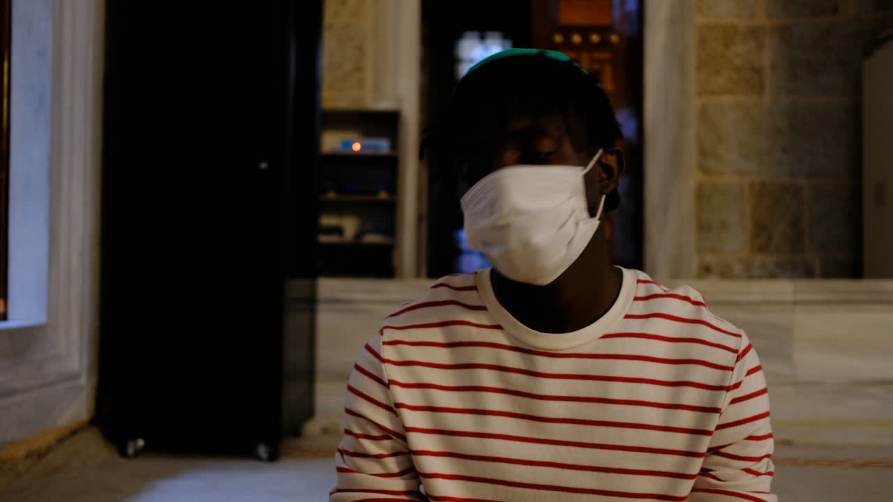 아프리카 마스크 젊은  ⁇ 배