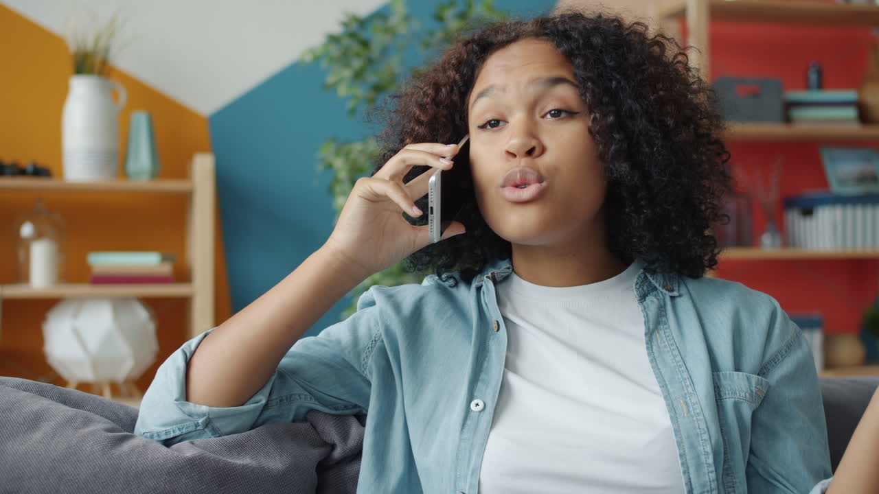 Adolescente ao telefone em casa