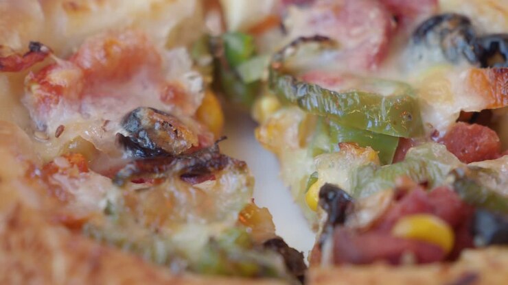 Primo piano di una pizza a fette