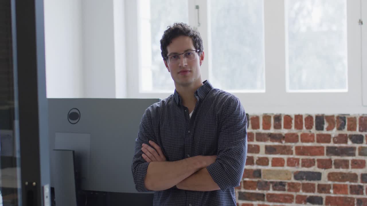 retrato de un hombre sonriendo en la oficina