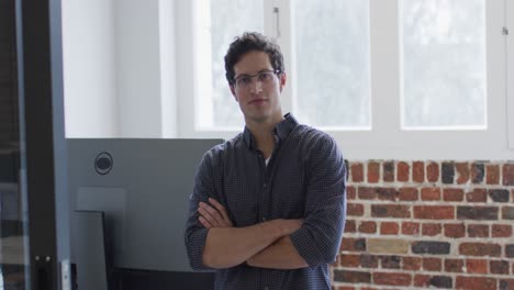 retrato de un hombre sonriendo en la oficina