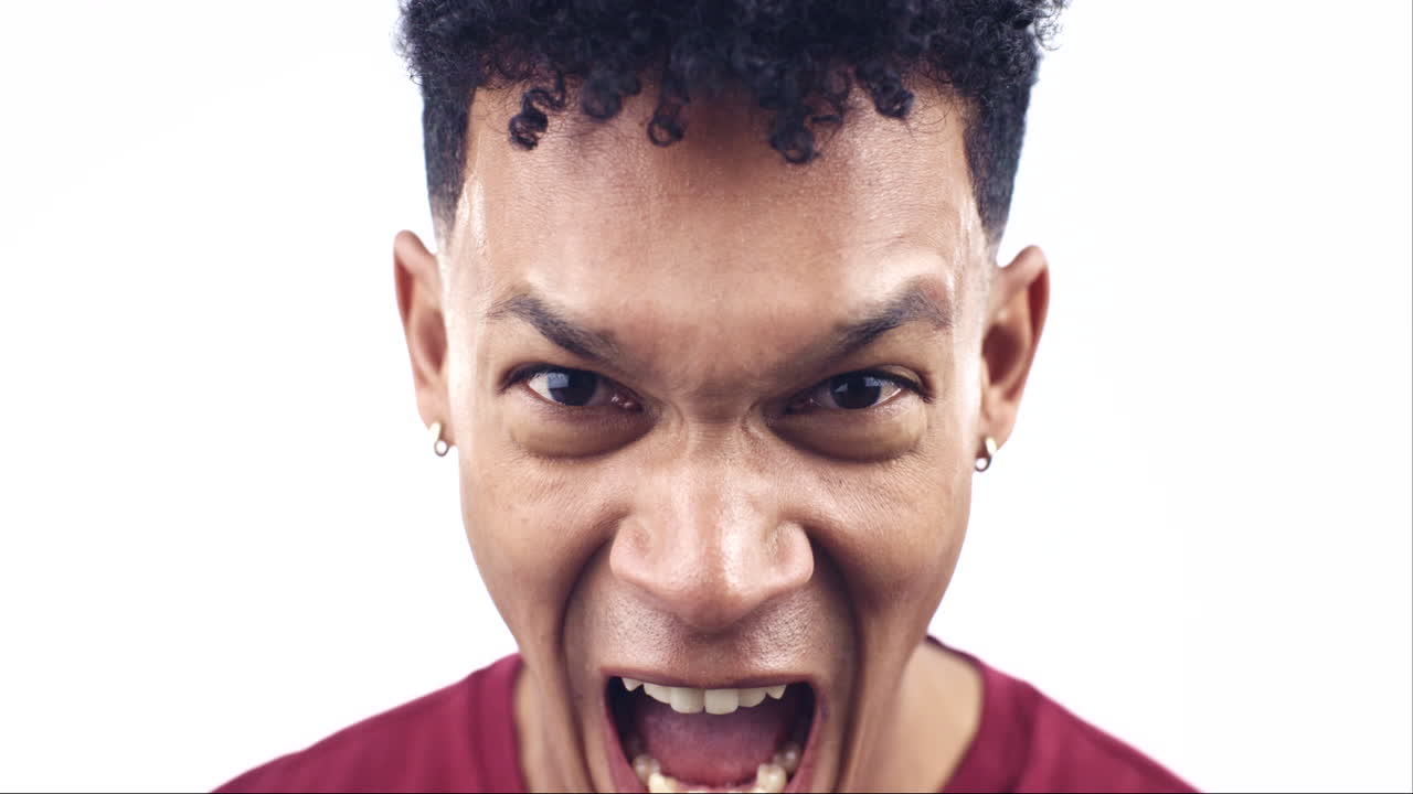 ira, gritar con rabia y cara de hombre en blanco