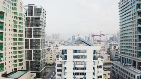 4k aéreo - paisaje urbano majestuoso - playa de tel aviv durante la puesta de sol