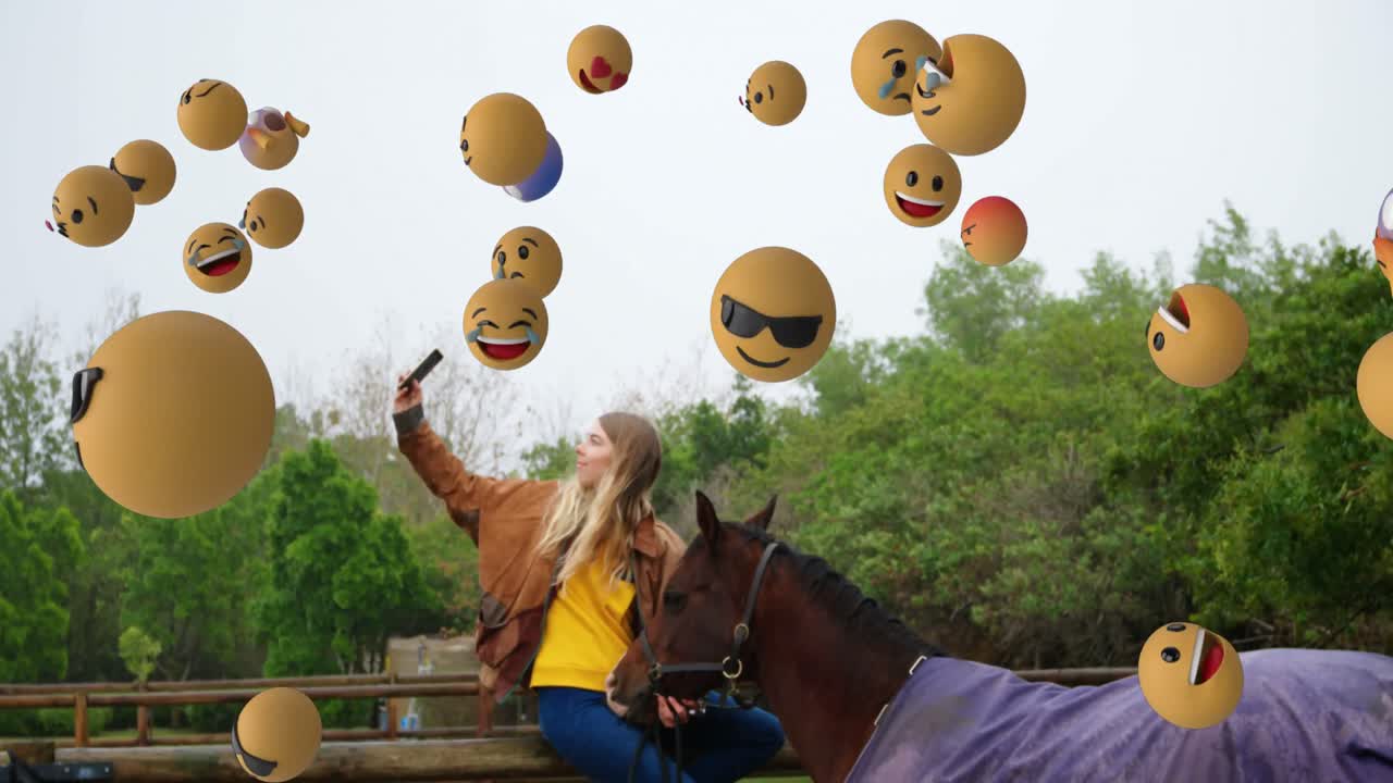 iconos de emoji con una mujer tomando una selfie con un caballo en el fondo 4k