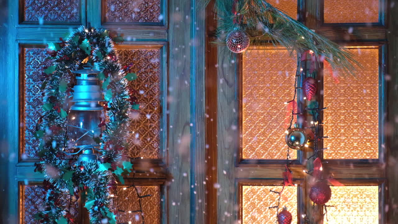 크리스마스 장식 집 문에 떨어지는 눈