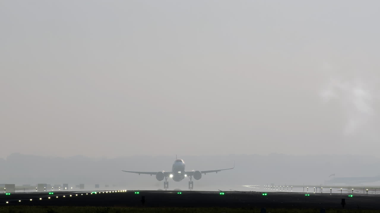 despegue o aterrizaje de un avión en condiciones de niebla