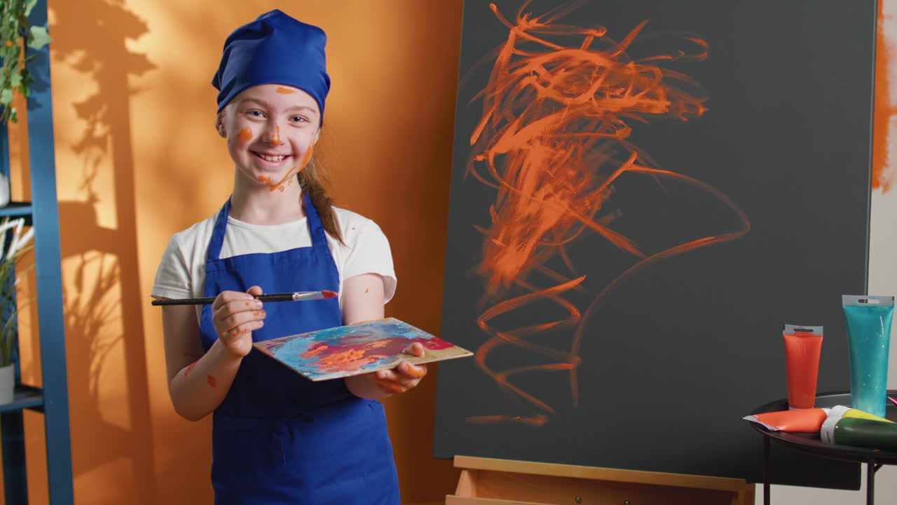 Pittura di una ragazza su tela